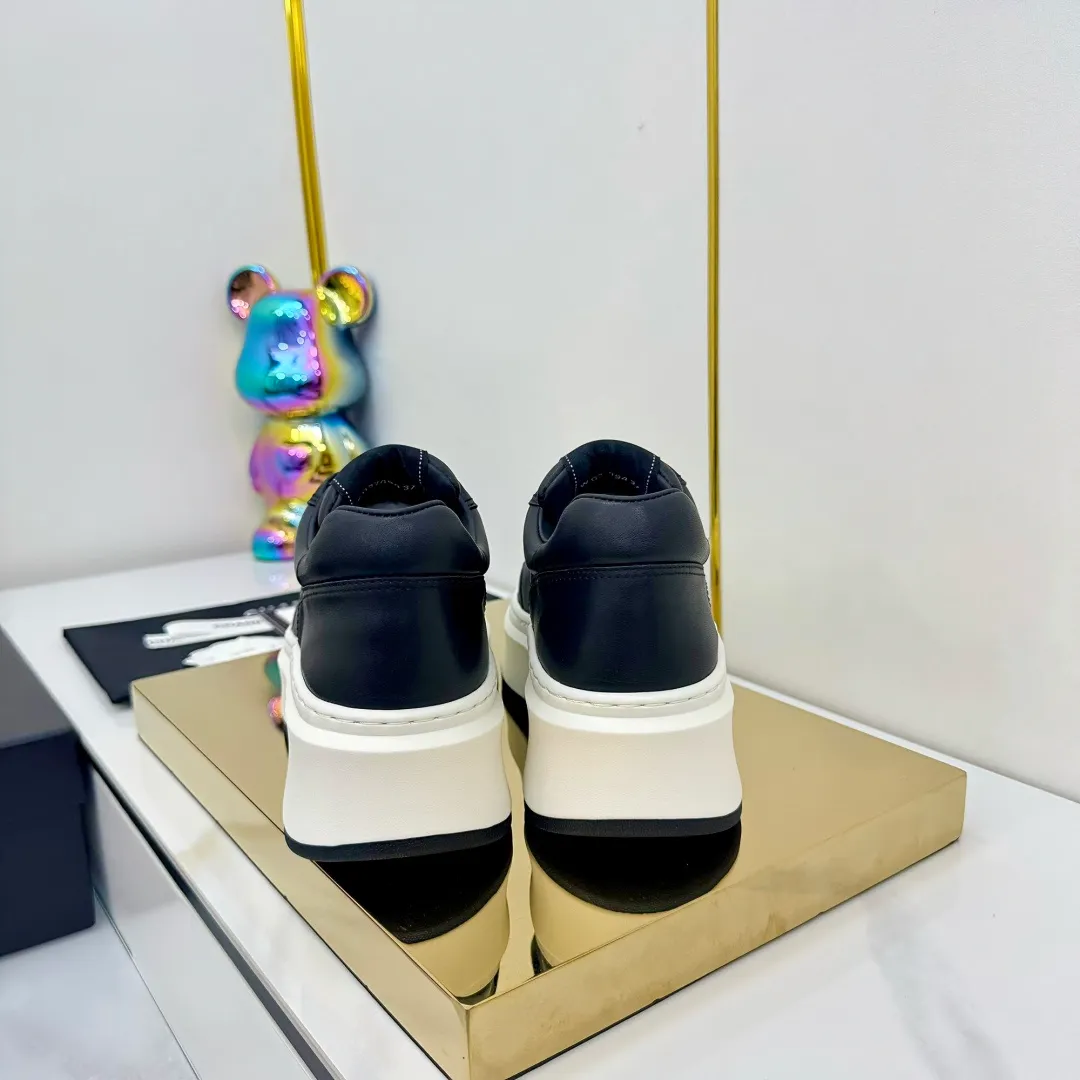 👟👟Ex-factory price 600👟👟 Upgraded version, upgraded version, upgraded version! No rebuttal accepted! ! ! ! Chanel Chanel panda shoes! 2025 counter's top casual sports shoes. This classic design; the upper is electro-embroidered with a variety of techniques; the outsole is fashionable and sporty; the unusual inclusion of a variety of color matching elements... The diversified mix and match is very good-looking and versatile, and can be used for leisure, fashion, sports, and outdoor... ꫛꫀꪝ Go➫ Materials: ❶Upper made of: original imported first-layer silk cowhide + original waterproof cloth + original first-layer cowhide ❷Inner lining: Original Yangli+Net ❸Outsole based on: Original TPU combination outsole Counter boutique packaging complete set for women 35–41 👉 👉 👉 👉 👉